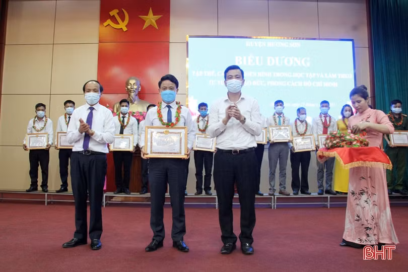 Hương Sơn vinh danh 39 tập thể, cá nhân điển hình học tập và làm theo Bác