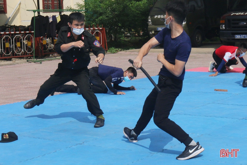 Xem cảnh sát cơ động Hà Tĩnh biểu diễn trấn áp tội phạm cùng chó nghiệp vụ ảnh 1 Xem cảnh sát cơ động Hà Tĩnh biểu diễn trấn áp tội phạm cùng chó nghiệp vụ