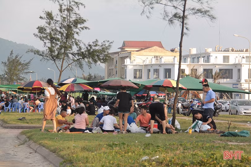Biển Hà Tĩnh đông nghịt người, bất chấp dịch bệnh vẫn không thực hiện 5K