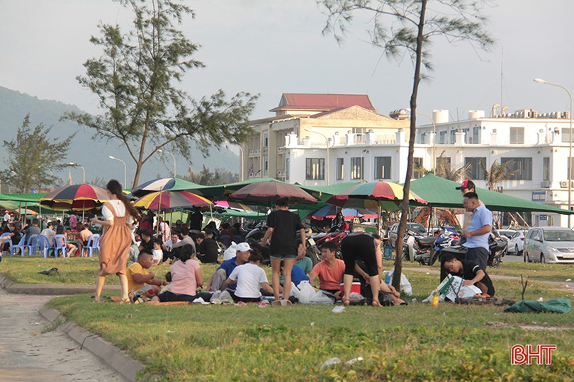 Biển Hà Tĩnh đông nghịt người, bất chấp dịch bệnh vẫn không thực hiện 5K