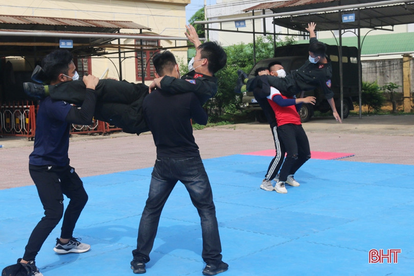 Xem cảnh sát cơ động Hà Tĩnh biểu diễn trấn áp tội phạm cùng chó nghiệp vụ ảnh 2 Xem cảnh sát cơ động Hà Tĩnh biểu diễn trấn áp tội phạm cùng chó nghiệp vụ