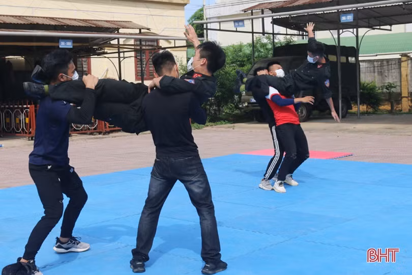 Xem cảnh sát cơ động Hà Tĩnh biểu diễn trấn áp tội phạm cùng chó nghiệp vụ