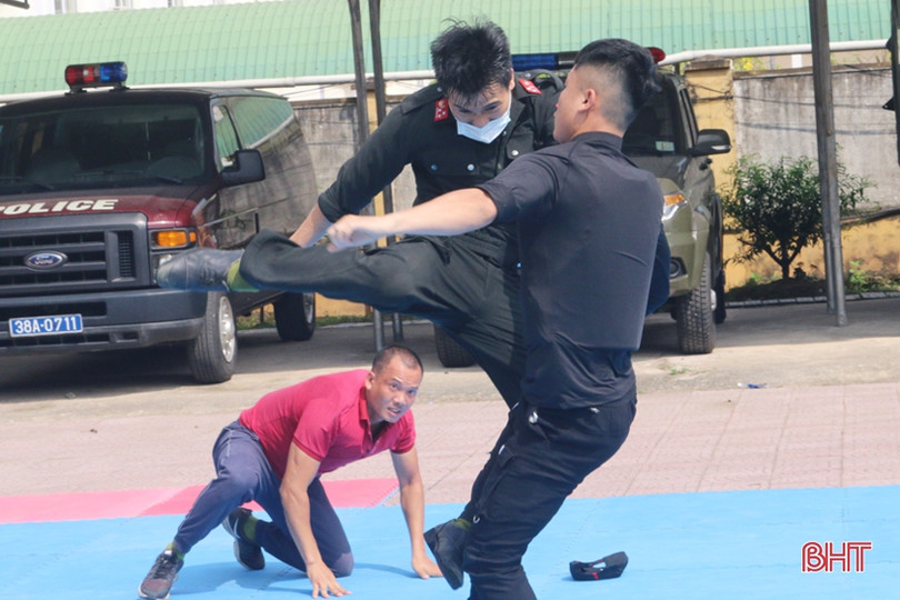 Xem cảnh sát cơ động Hà Tĩnh biểu diễn trấn áp tội phạm cùng chó nghiệp vụ ảnh 6 Xem cảnh sát cơ động Hà Tĩnh biểu diễn trấn áp tội phạm cùng chó nghiệp vụ