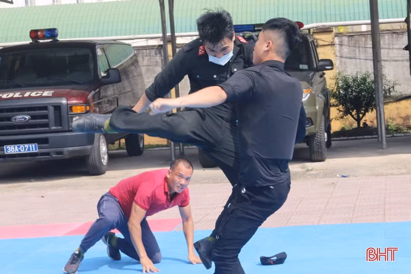 Xem cảnh sát cơ động Hà Tĩnh biểu diễn trấn áp tội phạm cùng chó nghiệp vụ