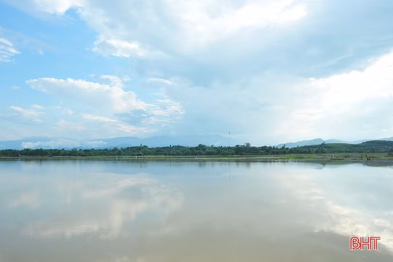 Nhiều diện tích cây trồng còn ngâm trong nước, nông dân Hà Tĩnh cùng nhau khắc phục