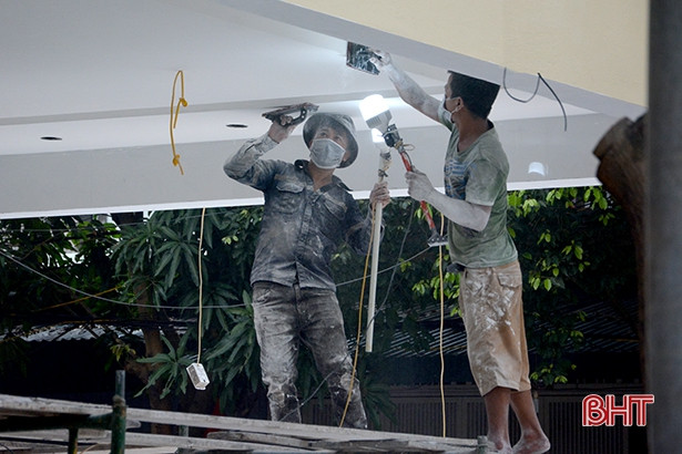 Người lao động Hà Tĩnh cần mẫn mưu sinh trong ngày 1/5