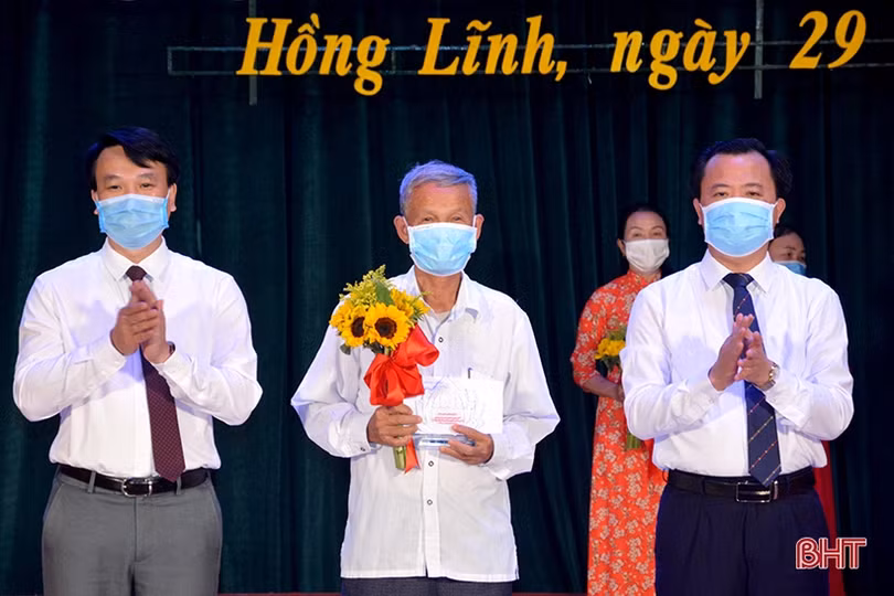 Thị xã Hồng Lĩnh và Kỳ Anh tôn vinh các tập thể, cá nhân điển hình học và làm theo Bác