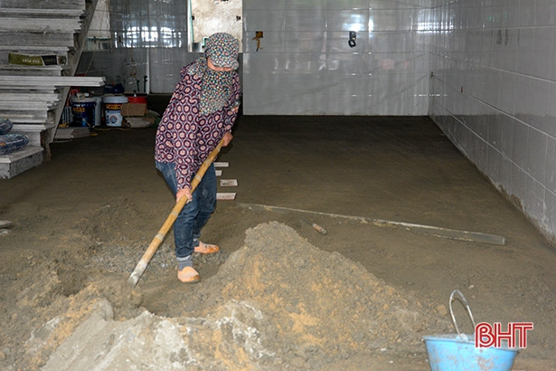 Người lao động Hà Tĩnh cần mẫn mưu sinh trong ngày 1/5