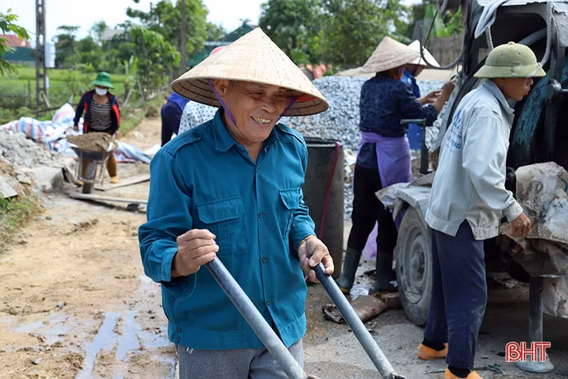 Người dân Thạch Hà sôi nổi xây dựng nông thôn mới trong kỳ nghỉ lễ