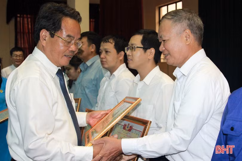 Hà Tĩnh biểu dương công nhân, lao động tiêu biểu và “doanh nghiệp vì người lao động”