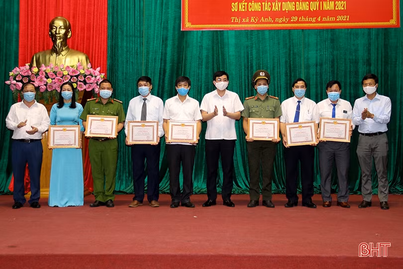 Thị xã Hồng Lĩnh và Kỳ Anh tôn vinh các tập thể, cá nhân điển hình học và làm theo Bác