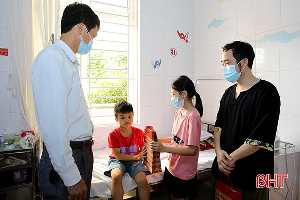 Trao tặng 12 bức tranh cho Khoa Nhi, BVĐK thành phố Hà Tĩnh