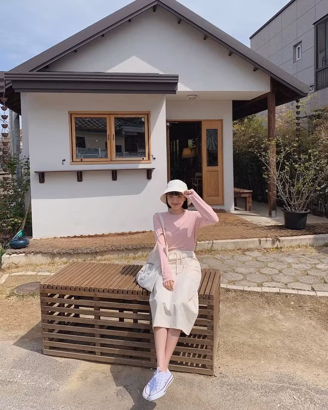 Đồ màu hồng soán ngôi đồ tím, chị em diện lên trẻ trung, sang trọng