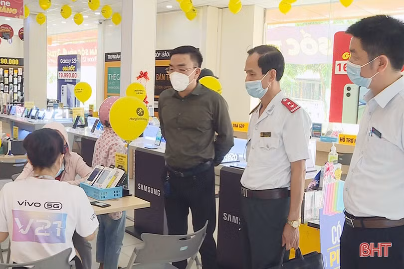 Hà Tĩnh: Phạt 2 người 2 triệu đồng vì không đeo khẩu trang phòng dịch Covid-19