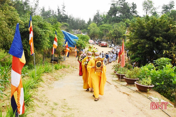 Đông đảo đạo hữu, du khách hành hương về chùa Kim Dung 