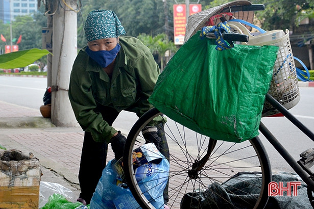 Người lao động Hà Tĩnh cần mẫn mưu sinh trong ngày 1/5