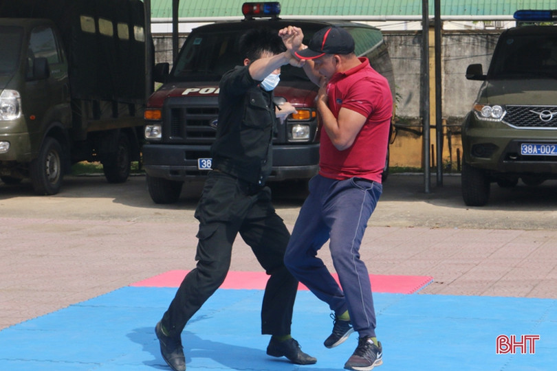 Xem cảnh sát cơ động Hà Tĩnh biểu diễn trấn áp tội phạm cùng chó nghiệp vụ ảnh 5 Xem cảnh sát cơ động Hà Tĩnh biểu diễn trấn áp tội phạm cùng chó nghiệp vụ