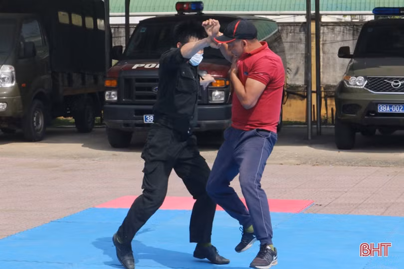 Xem cảnh sát cơ động Hà Tĩnh biểu diễn trấn áp tội phạm cùng chó nghiệp vụ