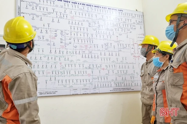 Công nhân ngành điện Hà Tĩnh “gác lễ”, đảm bảo cấp điện an toàn, liên tục