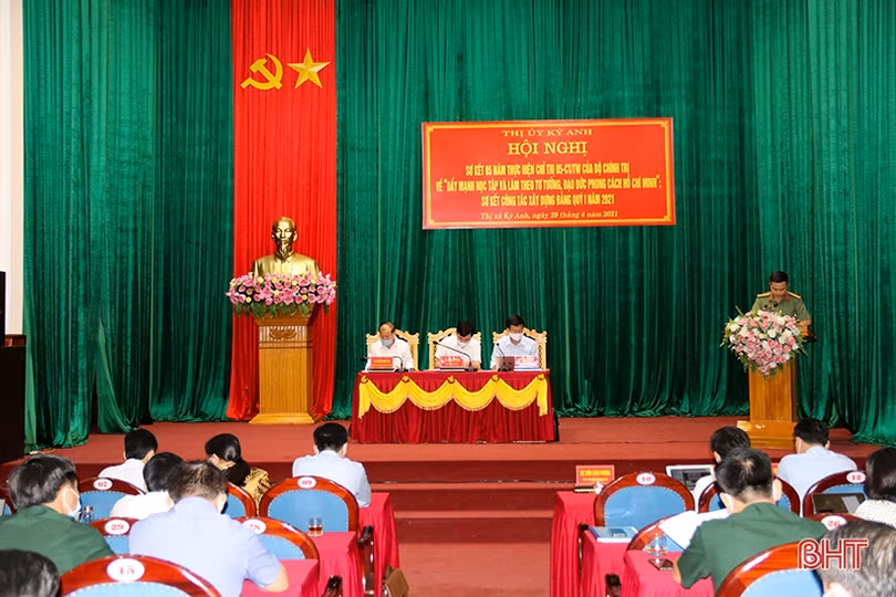 Thị xã Hồng Lĩnh và Kỳ Anh tôn vinh các tập thể, cá nhân điển hình học và làm theo Bác