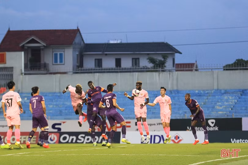 Thi đấu thăng hoa, Hồng Lĩnh Hà Tĩnh thắng đậm Bình Dương 4-2