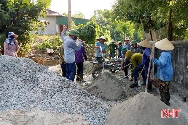 Người dân Thạch Hà sôi nổi xây dựng nông thôn mới trong kỳ nghỉ lễ