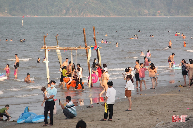 Biển Hà Tĩnh đông nghịt người, bất chấp dịch bệnh vẫn không thực hiện 5K