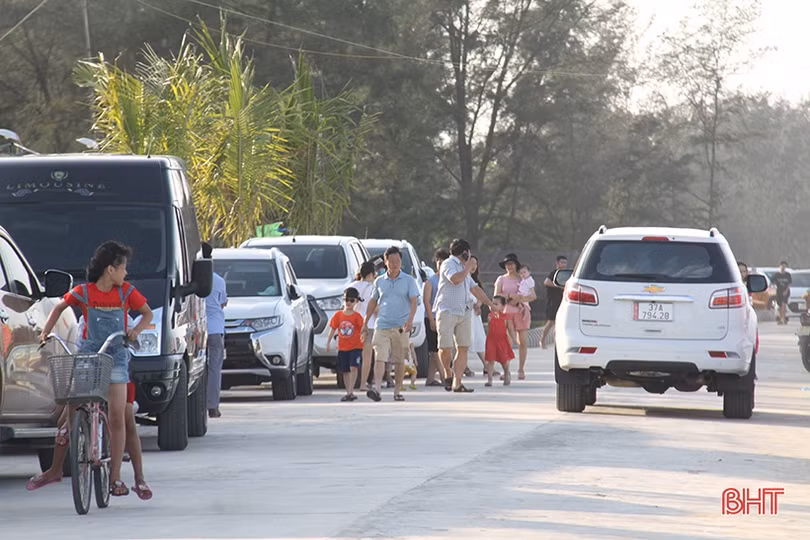 Biển Hà Tĩnh đông nghịt người, bất chấp dịch bệnh vẫn không thực hiện 5K