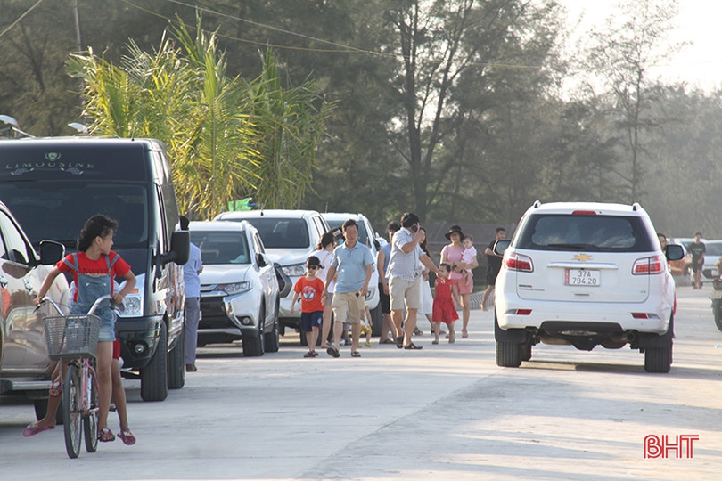 Biển Hà Tĩnh đông nghịt người, bất chấp dịch bệnh vẫn không thực hiện 5K