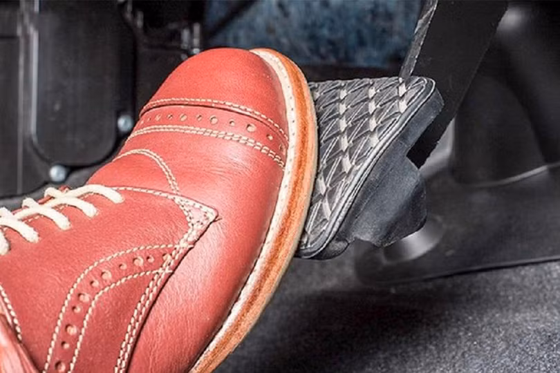 Xe ô tô đang xuống dốc mà bị chết máy thì xử lý như thế nào?