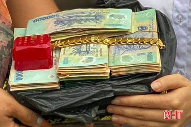 Nhặt được gần 300 triệu đồng và 3 cây vàng, nữ sinh Hà Tĩnh tìm người trả lại