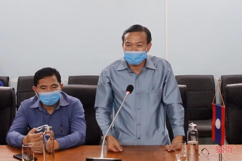 Hà Tĩnh tặng vật tư y tế cho nước bạn Lào phòng chống dịch Covid-19