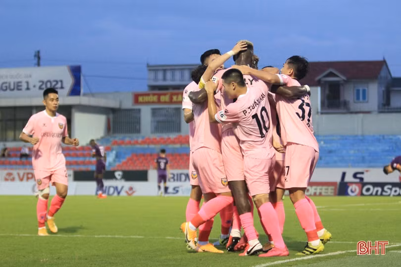 Thi đấu thăng hoa, Hồng Lĩnh Hà Tĩnh thắng đậm Bình Dương 4-2