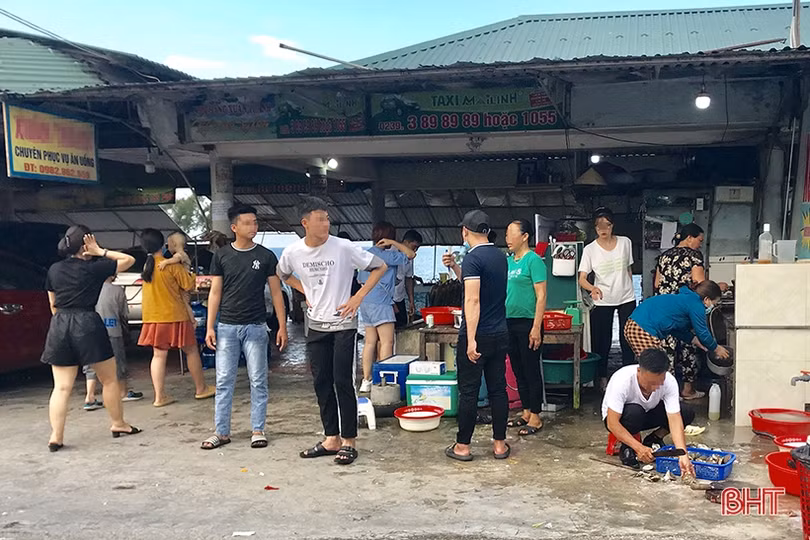 Biển Hà Tĩnh đông nghịt người, bất chấp dịch bệnh vẫn không thực hiện 5K