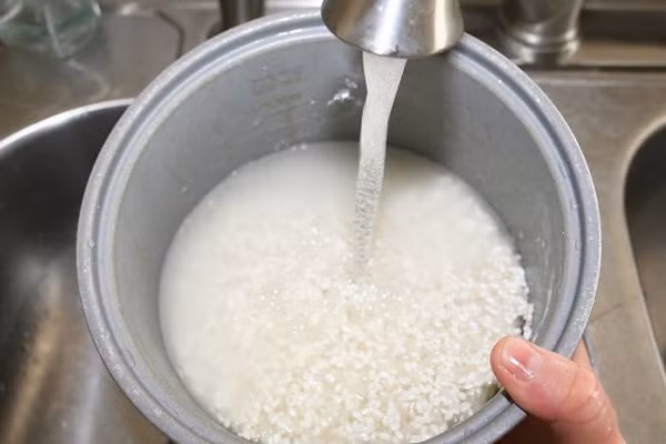 Nấu cơm bằng nước lạnh, thói quen tai hại nhiều người mắc