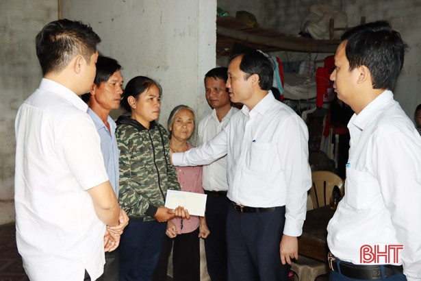 Bí thư Tỉnh ủy thăm hỏi gia đình học sinh bị sét đánh tử vong ở Đức Thọ