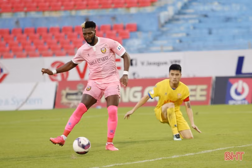 Hồng Lĩnh Hà Tĩnh lội ngược dòng trước Nam Định trong trận cầu 5 bàn thắng