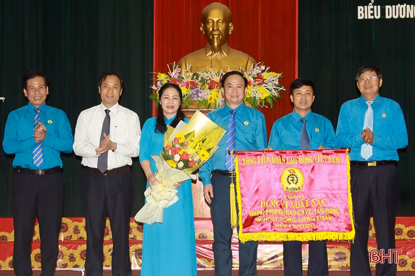 Hà Tĩnh biểu dương công nhân, lao động tiêu biểu và “doanh nghiệp vì người lao động”