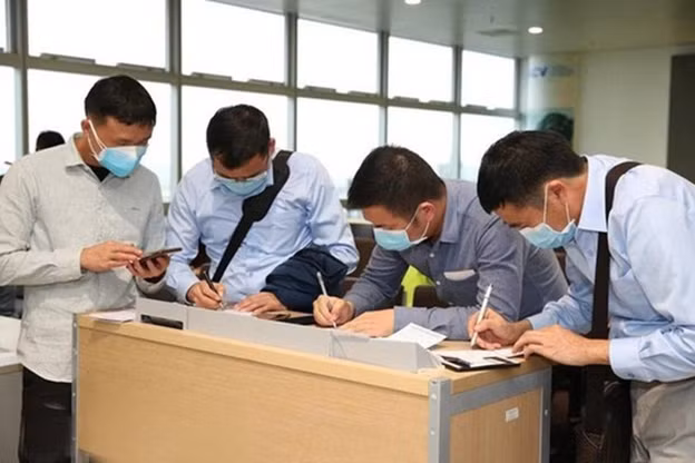 Người trở về Hà Nội sau dịp nghỉ lễ 30/4 phải khai báo y tế