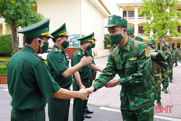 Biên phòng Hà Tĩnh tăng cường 50 cán bộ, chiến sỹ lên biên giới chống dịch