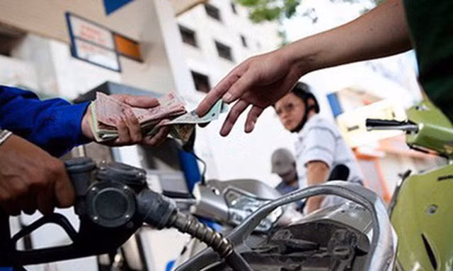 Giá xăng lại tăng