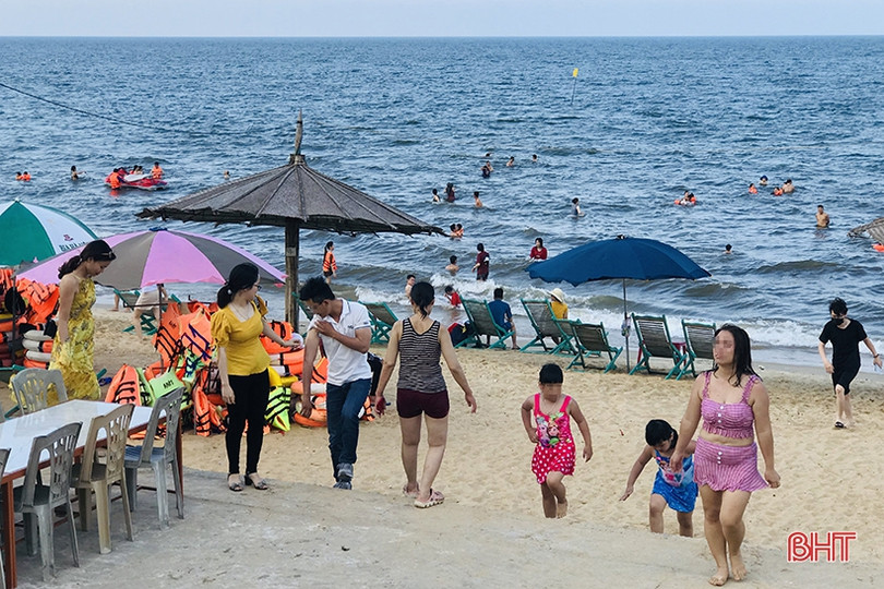 Biển Hà Tĩnh đông nghịt người, bất chấp dịch bệnh vẫn không thực hiện 5K