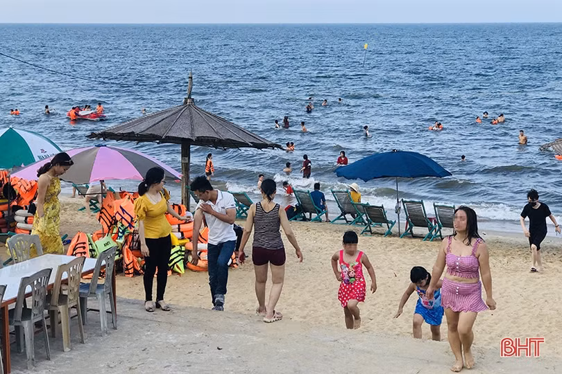Biển Hà Tĩnh đông nghịt người, bất chấp dịch bệnh vẫn không thực hiện 5K