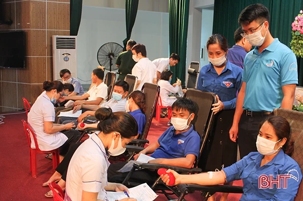 Can Lộc tôn vinh 30 tập thể, cá nhân hiến máu tiêu biểu