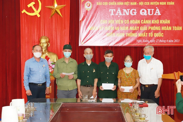 Trao 40 suất quà hỗ trợ cựu chiến binh khó khăn ở Nghi Xuân