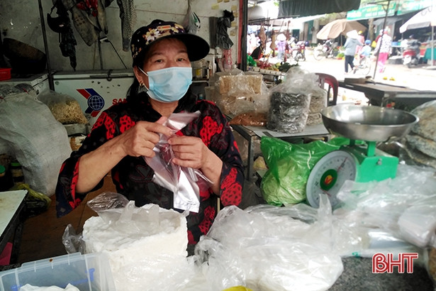 Người lao động Hà Tĩnh cần mẫn mưu sinh trong ngày 1/5