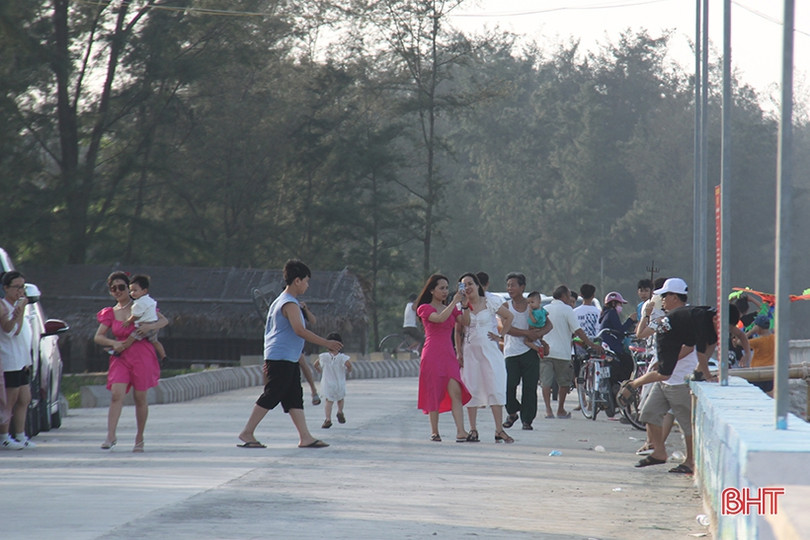 Biển Hà Tĩnh đông nghịt người, bất chấp dịch bệnh vẫn không thực hiện 5K