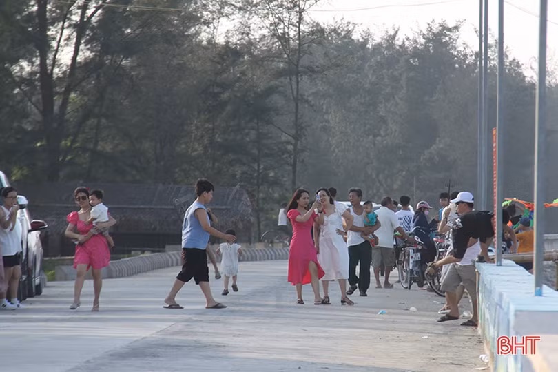 Biển Hà Tĩnh đông nghịt người, bất chấp dịch bệnh vẫn không thực hiện 5K