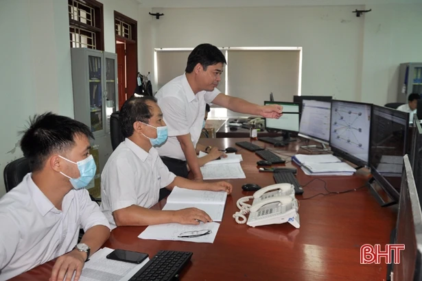 Công nhân ngành điện Hà Tĩnh “gác lễ”, đảm bảo cấp điện an toàn, liên tục