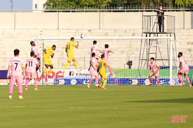 Hồng Lĩnh Hà Tĩnh lội ngược dòng trước Nam Định trong trận cầu 5 bàn thắng